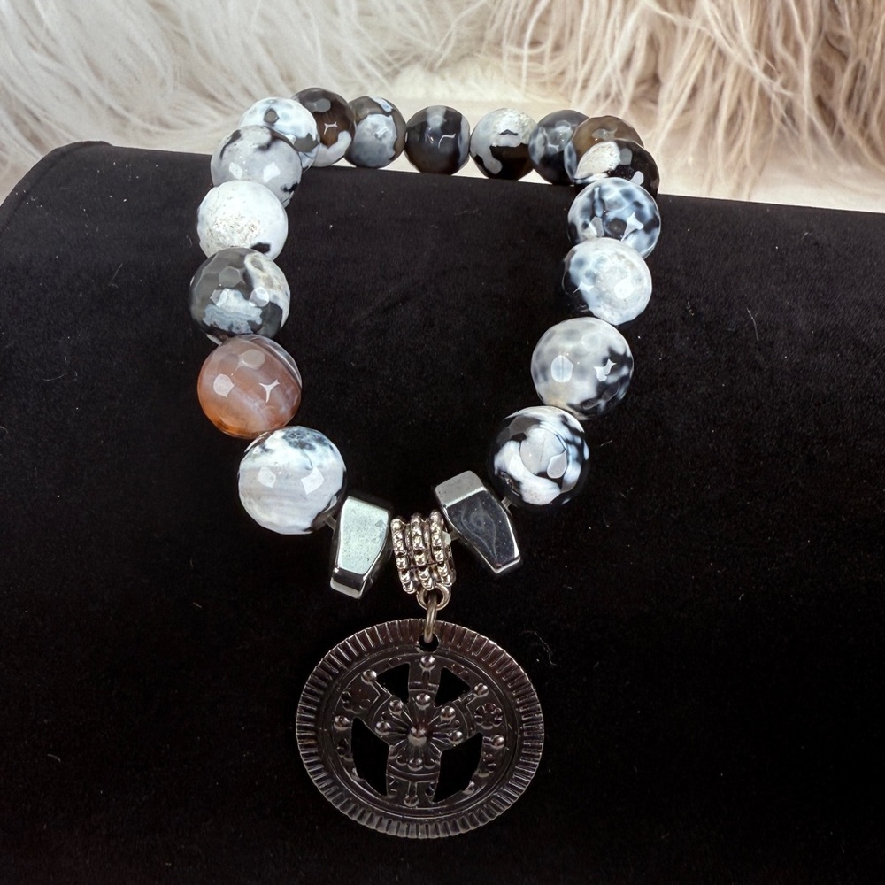 Bohemian chic beaded circle charm stretch bracelet - Picture 4 of 8